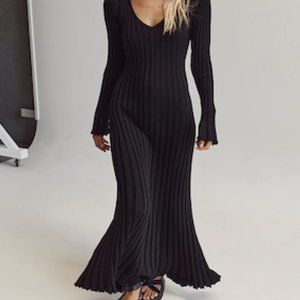 REIGN BLACK SLEEVED KNIT MIDI DRESS